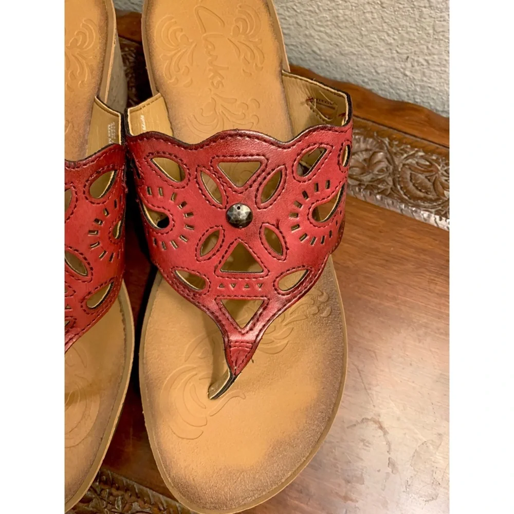 CLARKS WOMEN WEDGE SANDALS 8.5 RED VEGAN LEATHER SHIMMER CORK HEEL SUMMER RESORT